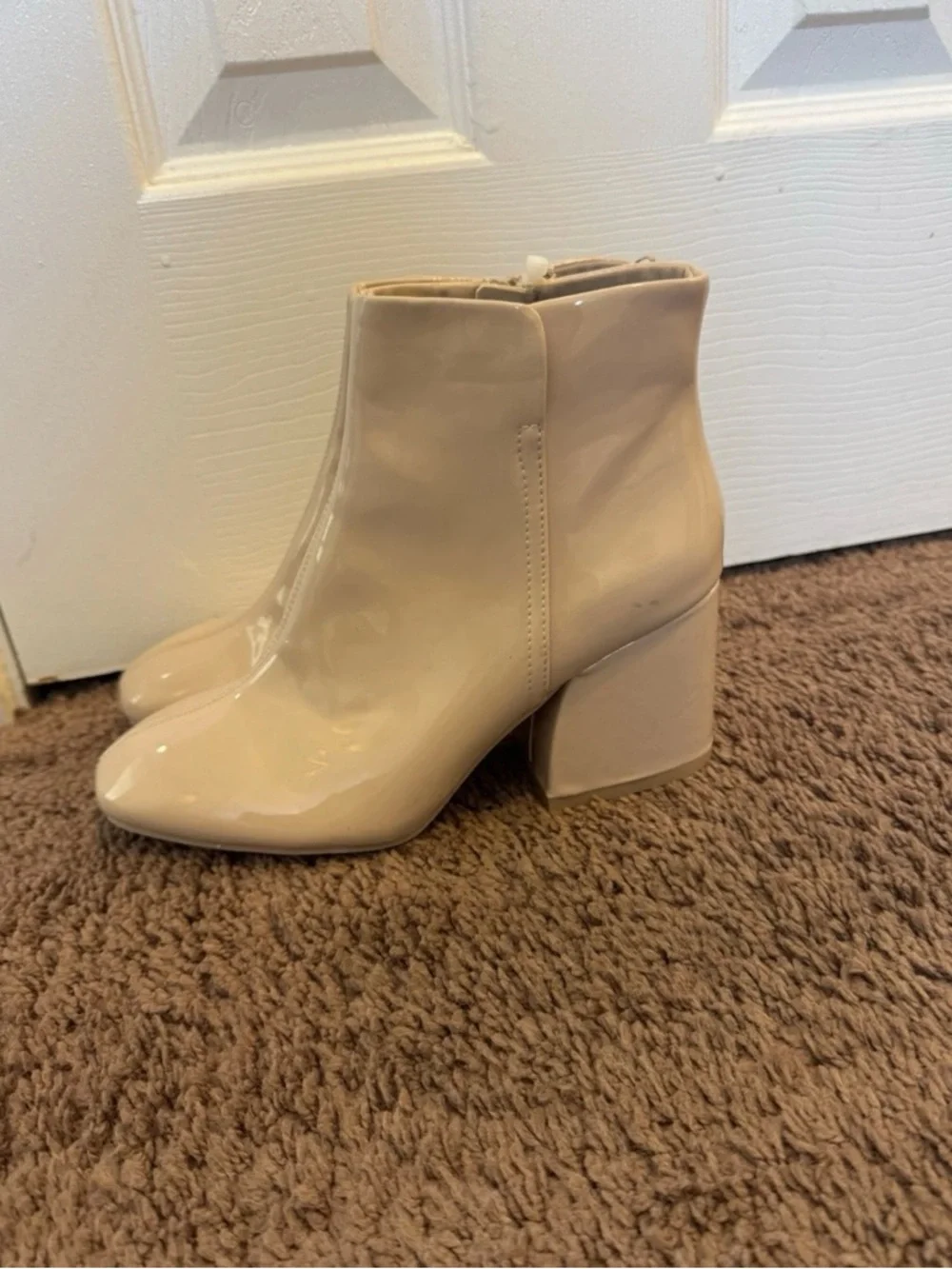 Divided by H&M Ankle Boots Beige Patent Faux Leather Block Heel 8 39 NEW - Picture 2 of 12